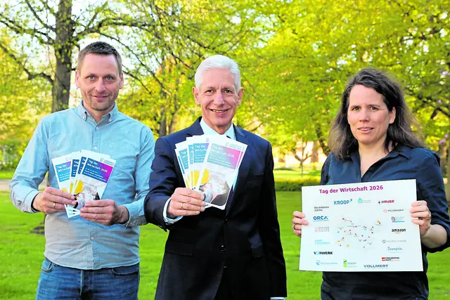 Landrat Rainer Rempe (Mitte) sowie Thomas Nordmann und Metje Gödecke von der Stabsstelle Kreisentwicklung / Wirtschaftsförderung / Mobilität laden zur Teilnahme am Tag der Wirtschaft ein | Foto:  Landkreis Harburg