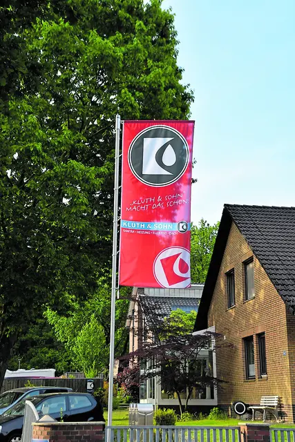 Die neue Fahne am Betriebsgrundstück | Foto: Axel-Holger Haase