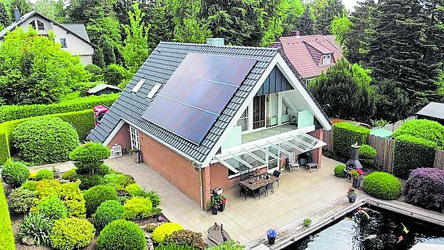 Bei diesem Haus wurde auf dem Dach eine leistungsstarke  Photovoltaikanlage geplant und installiert Bei diesem Haus wurde auf dem Dach eine leistungsstarke Photovoltaikanlage geplant und installiert  | Foto: Kluth &amp; Sohn