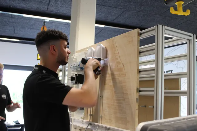 Arbeit an einem Übungsbrett | Foto: sb