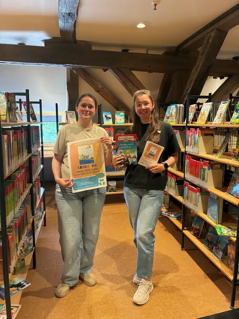 Freuen sich über den Ferien-Leseclub: Clara von der Heydt (li.), Medienpädagogin in der Bücherei, und Jessica Schmelzer, Bibliothekarin für den Kinder- und Jugendbereich | Foto: Stadt Winsen