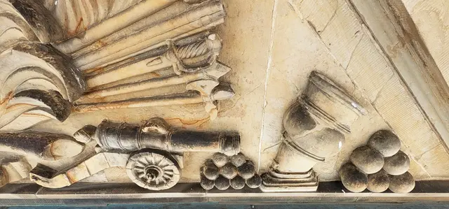 Das Relief an der Frontseite macht deutlich, wofür das Stade Zeughaus einst genutzt wurde: Dort lagerten Waffen und militärisches Gerät | Foto: jd