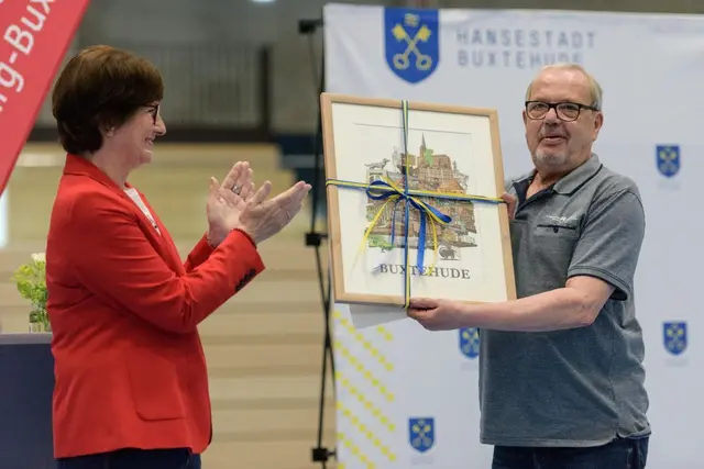 Auszeichnung des Ehrenamts: Applaus von Bürgermeisterin Katja Oldenburg-Schmidt für Klaus Wilkens von der SG Buxtehude Altkloster | Foto: Hansestadt Buxtehude / Jan Iso Jürgens