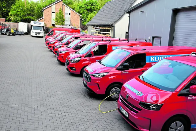 Die roten Firmenfahrzeuge sind in der Region überall zu sehen. Ein E-Fahrzeug (vorne rechts) ergänzt den umfangreichen Fuhrpark  | Foto: Axel-Holger Haase