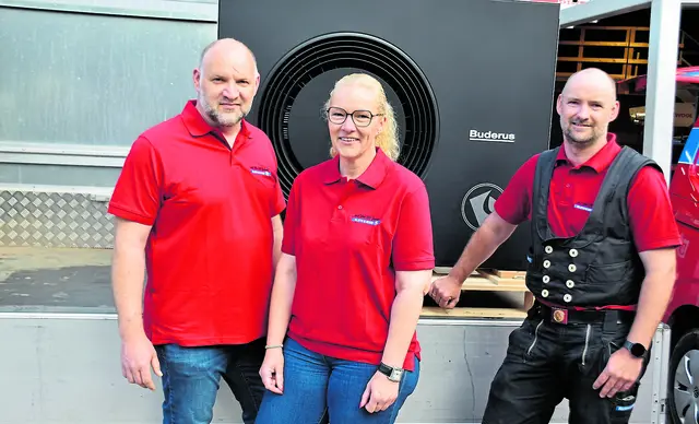 Für die Zukunft bestens ausgerichtet: Ob Wärmepumpe (Foto) oder Photovoltaikanlage – Oliver Kluth (v. li.), Corinna Kluth und Henning Kluth setzen die Technik um | Foto: Axel-Holger Haase