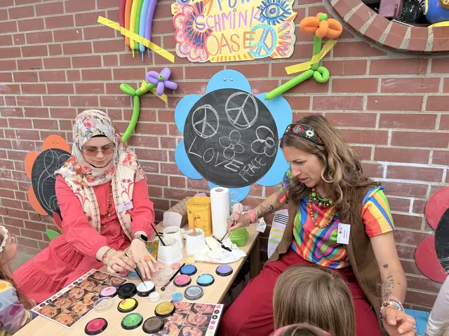 Fatima und Diana sind in Eckel die Schmink-Profis  | Foto: Silke König 