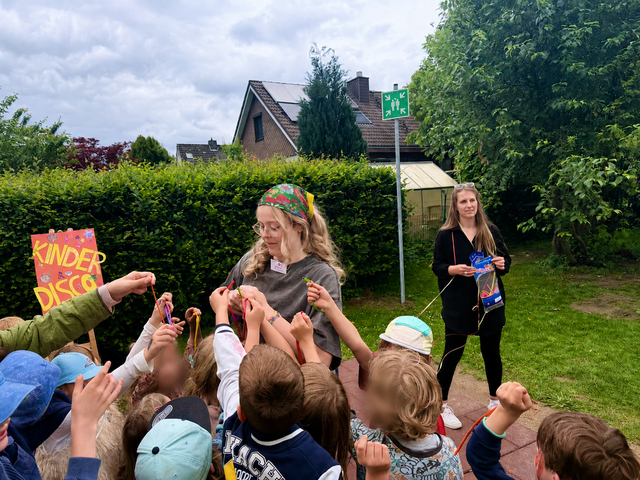 Sophie und Michelle mit den heiß begehrten Luftballons | Foto: Silke König 
