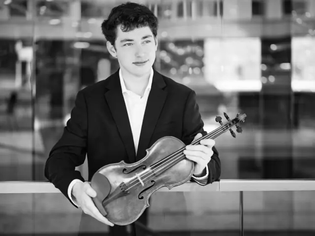 Michael Shaham spielt eine seltene Violine von Omobono Stradivari aus der Zeit um 1700 | Foto: Ettore Causa/2026 Hamburger Kammermusikfest