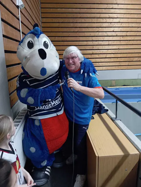 Dirk Ludewig mit HSV-Dino Herrmann. Das Maskottchen ist auch in diesem Jahr beim Ferienspaß dabei | Foto: Privat