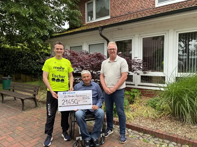 Freuen sich über die großartige Summe von 21.650 Euro, die durch den Spendenlauf eingesammelt wurde (v. li.): Organisator Udo Feindt, Schirmherr Uwe Arndt und Mitorganisator Thorsten Meyer

 | Foto: Helmut Meyer
