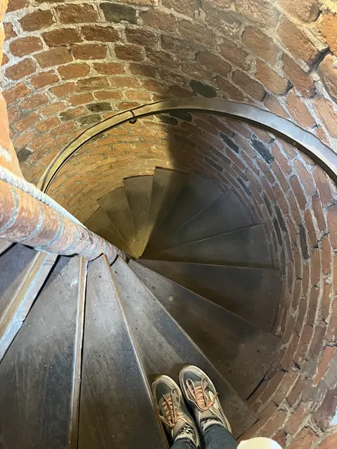 Wer sich abseilen wollte, musste zunächst eine lange und sehr beengte Treppe hinauf | Foto: SaPo