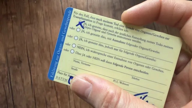 Ein gutes Gefühl im Portemonnaie: Der Organspendeausweis im praktischen EC-Kartenformat gibt im entscheidenden Moment Klarheit | Foto: tml