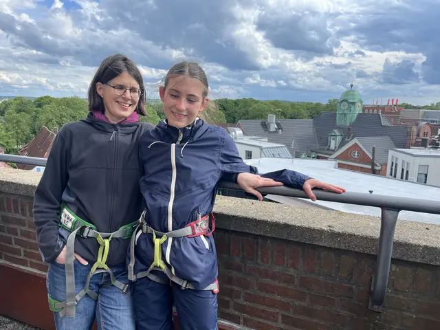 Ines (links) und Jana Kolmorgen (rechts) wagen den besonderen Weg nach unten an der Kirchenmauer | Foto: SaPo