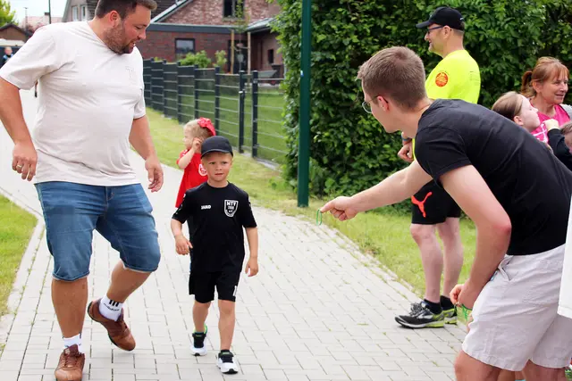 Die Kinder haben beim Spendenlauf mit ihren Leistungen auf der 420m langen Strecke überrascht. | Foto: MTV Wangersen