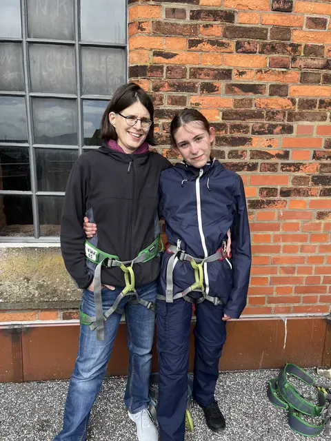 Mutter Ines (links) mit Tochter Jana Kolmorgen (rechts) freuten sich auf das Abseilen | Foto: SaPo