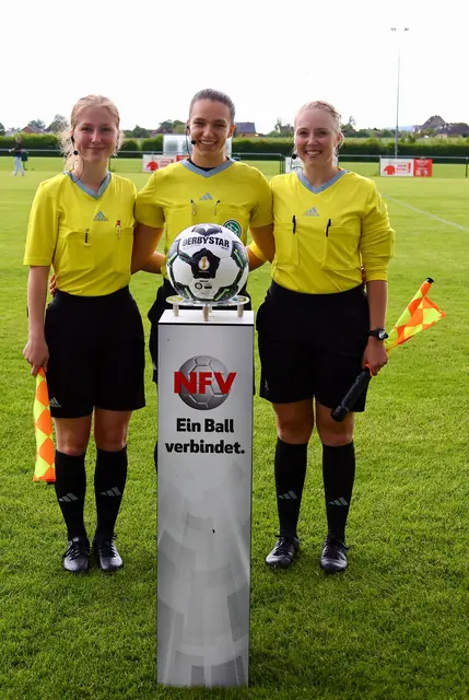 Schiri-Gespann | Foto: Stefan Zwing