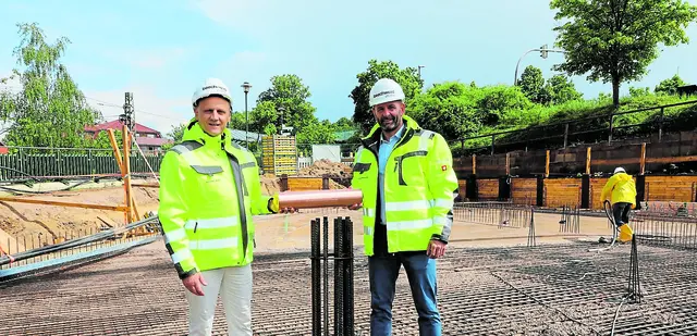 Bei der Grundsteinlegung für das neue Canteleu-Quartier: die Bauherren Antonio Vella und Florian Möschter (re.) mit der Kartusche, in der sich die Zeitdokumente befinden | Foto: nw