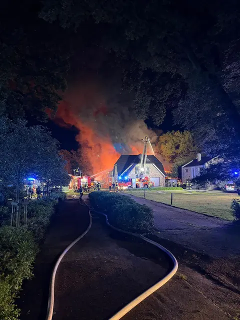 Das Feuer in der Mehedorfer Kfz-Werkstatt ist mitten in der Nacht ausgebrochen | Foto: Feuerwehr Bremervörde