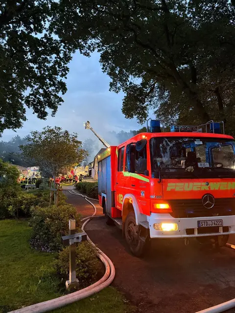 Rund 280 Einsatzkräfte aus 14 Ortsfeuerwehren waren vor Ort. Auch zwölf Feuerwehrleute aus der Hansestadt Stade halfen mit, den Großbrand zu löschen | Foto: Feuerwehr Bremervörde