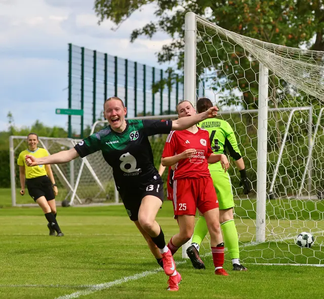 Doppeltorschützin für Hannover: Julia Dose jubelt  | Foto: Stefan Zwing