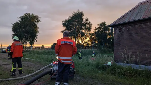 Die Versorgung mit ausreichend Löschwasser stellte eine Herausforderung dar. Es mussten unzählige Meter an Schlauchleitungen verlegt werden | Foto: Feuerwehr Bremervörde