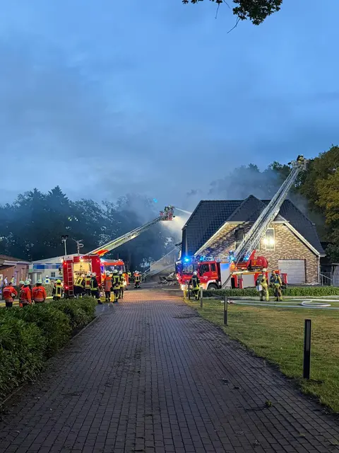 Die Feuerwehren konnten verhindern, das sich die Flammen weiter ausbreiten | Foto: Feuerwehr Bremervörde