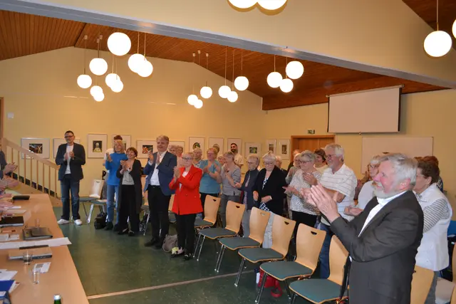 Stehende Ovationen für Dieter Weis bei dessen Abschied nach 18 Jahren als Vorsitzender des DRK-Ortsvereins Tostedt | Foto: bim