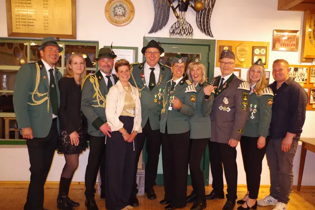Die Königscrew (v. li.): Arne und Hanka Bliwernitz, Ronny und Christina Wagner, das Königspaar Axel und Svenja Horstmann, Sandra und Wilhelm Dallmann sowie Janina Horstmann mit Nico Kirchwitz | Foto: SV Otter – Kerstin Horstmann