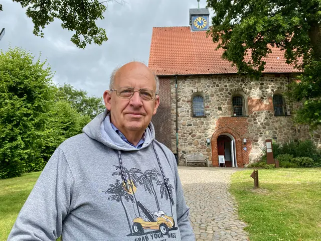Pastor i.R. Rolf Fröhlich vor der Hittfelder Mauritiuskirche | Foto: C. Wöhling