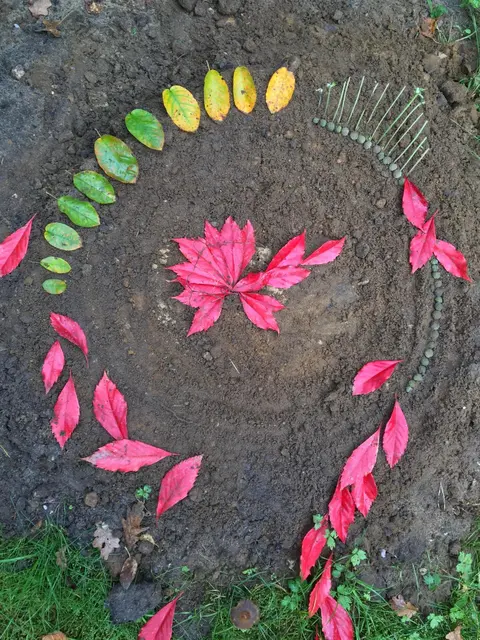 Bei LandArt dient die Natur nicht nur als Inspiration, sondern liefert das Material und ist Atelier | Foto: Ulrike Mißfeldt
