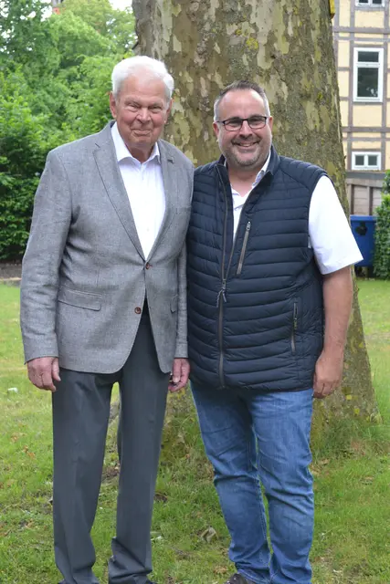 Dieter Weis (li.) und sein Nachfolger als Vorsitzender des DRK-Ortsvereins Tostedt, Jan Bauer | Foto: bim