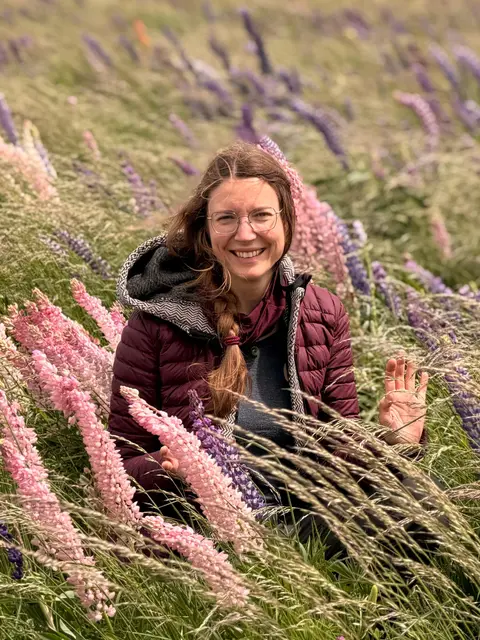Lina Grantz erklärt, welche Kräuter am Wegesrand man essen kann | Foto: Lena Blume-Werry