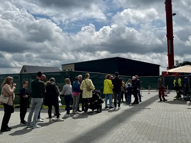 Eine lange Schlange bildete sich vor der Gondel  | Foto: sc