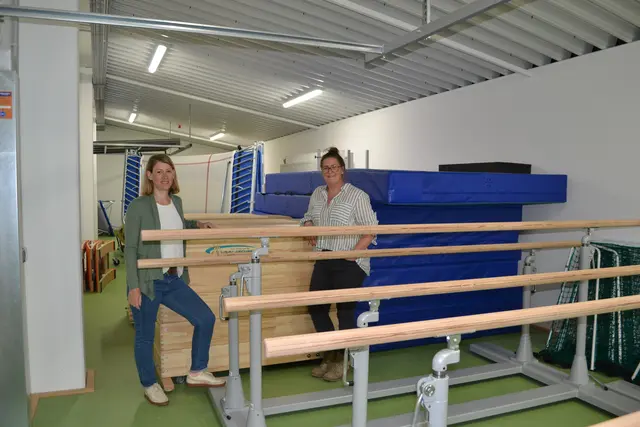 Monique Schiebeck von der Gebäudewirtschaft des Landkreises (li.) und Generalunternehmerin Annika Mönnekes inmitten der neuen Sportgeräte | Foto: bim