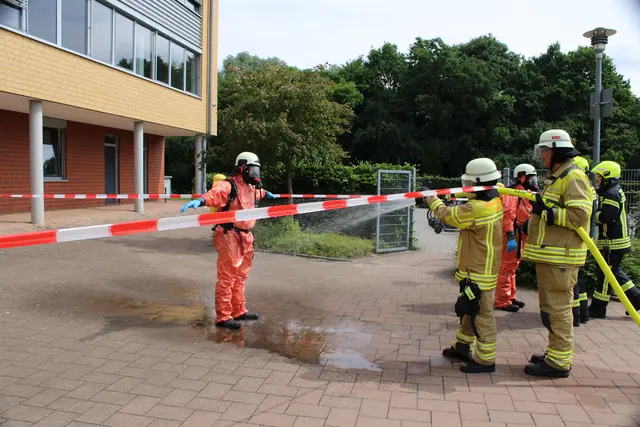 Einer der Feuerwehrleute wird anschließend dekontaminiert | Foto: Stefan Braun/Feuerwehr Stade