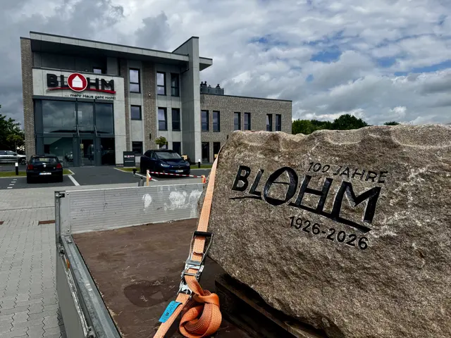 Der Stein ist ein Geschenk der Firma Viebrock  | Foto: sc