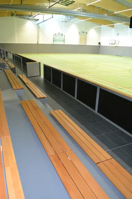 Die von der Gemeinde finanzierte Tribüne umfasst 180 Sitzplätze | Foto: bim
