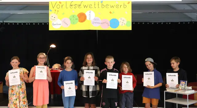 Die Gewinner Elica Simon (v. li.), Amelie Grether, Juli Rücker und Hermine Stinshoff mit ihren Mitstreitern | Foto: Friederike Stüvel