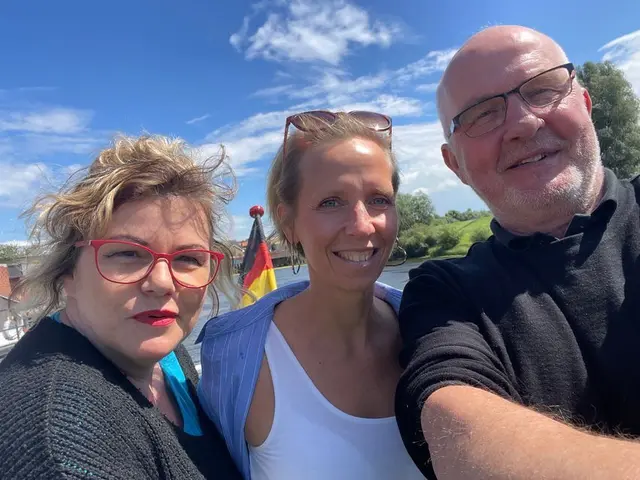 Grüße von Mitgliedern des OrtsratesMeckelfeld/Klein-Moor: Manuela Bunde (SPD,1. stv. Ortsbürgermeisterin), Christine Wienrich (FWG) und Peter Langenbeck (CDU, Ortsbürgermeister) | Foto: Langenbeck