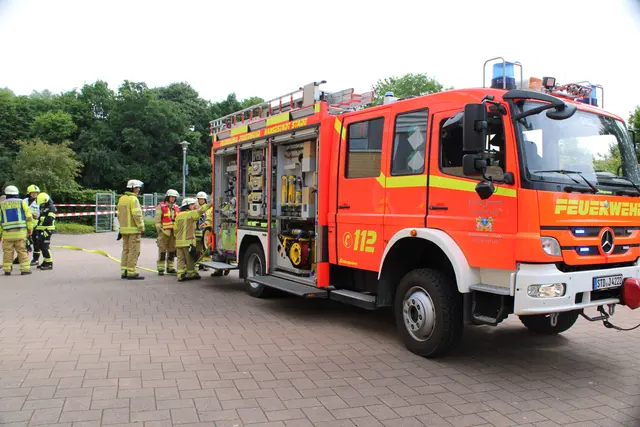 Rund 70 Feuerwehrleute waren an den BBS Stade im Einsatz | Foto: Stefan Braun/Feuerwehr Stade