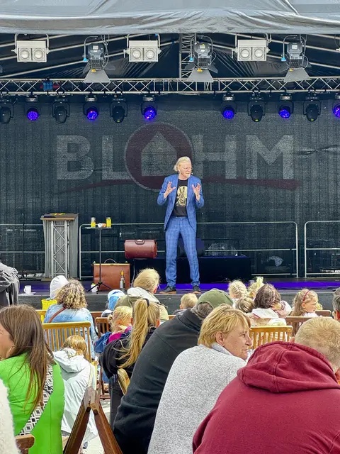 Der Zauberkünstler Jan Logemann zog das Publikum in seinen Bann  | Foto: sc