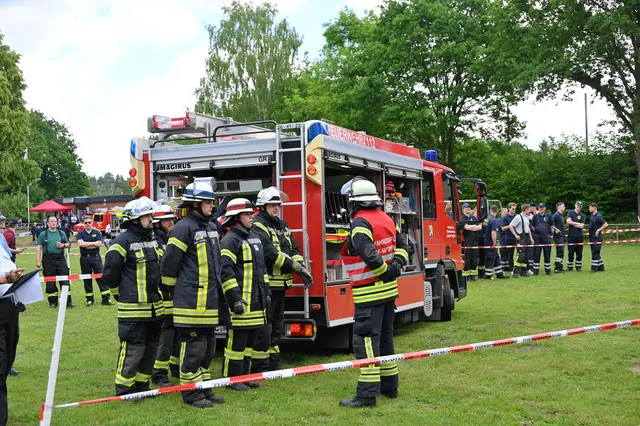 Die Leistungsvergleichseinheit der Feuerwehr Toppenstedt beim Löschangriff | Foto: Mathias Wille