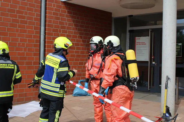 Die Feuerwehr hat das Schulgebäude abgesperrt | Foto: Stefan Braun/Feuerwehr Stade