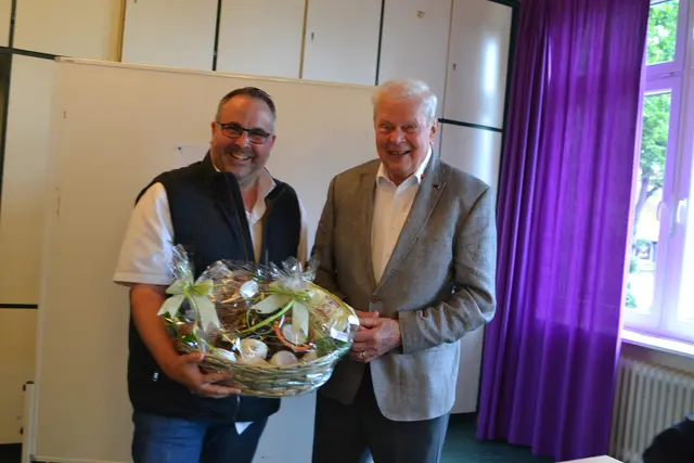 Lobende Worte und einen Präsentkorb gab es von Jan Bauer für Dieter Weis | Foto: bim