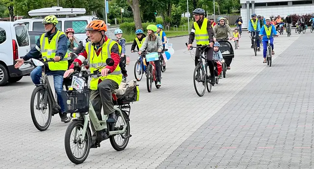 An der Fahrraddemo beteiligten sich Radfahrer unterschiedlichsten Alters | Foto: Daniel Beneke/Landkreis Stade