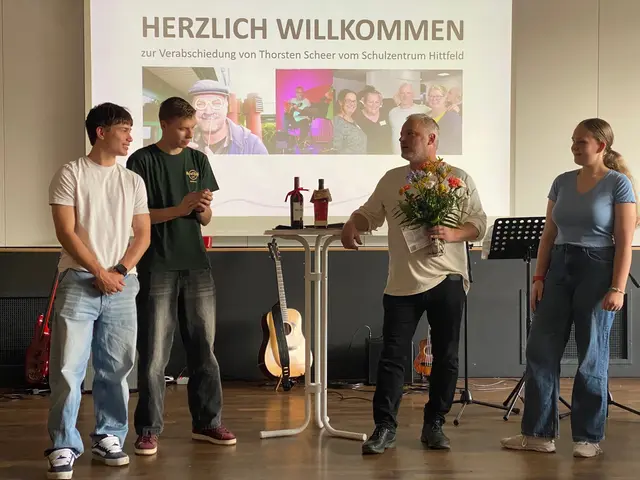 Schülerinnen und Schüler verabschieden Hausmeister Thorsten Scheer nach 20 Jahren an der IGS Seevetal | Foto:  IGS Seevetal