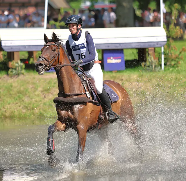 Lokalmatadorin Anna Siemer aus Salzhausen mit ihrem Pferd Grazia im Meßmer Trophy-Teich | Foto: cc