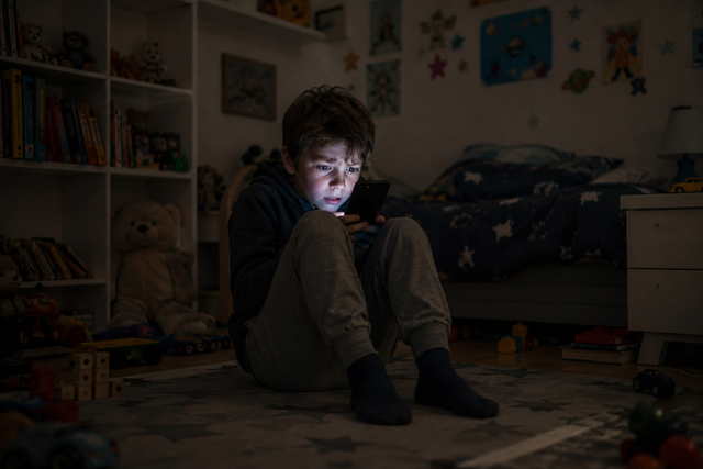 Viel zu früh werden viele Kinder durch das Smartphone mit verstörenden Inhalten konfrontiert | Foto: KI