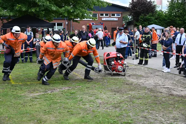 Die Leistungsvergleichseinheit der Feuerwehr Wulfsen beim Kuppeln der Saugleitung | Foto: Mathias Wille
