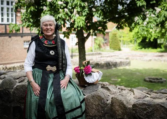 Ingrid Jochim führt in historischer Geesttracht durch den Flecken Harsefeld | Foto: Fotostudio Augenblicke